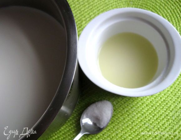 Приготовить творог.  Молоко с солью (0.5 ч. л.)  поставить на средний огонь, помешивать. Довести до температуры 82-86С, не кипятить. Если нет термометра, то до появления первых пузырьков. Снять с огня. Влить лимонный сок, перемешать. Сразу начнут образовываться хлопья, дать постоять 5 минут, больше не мешать, откинуть на дуршлаг и застеленный 2 слоями марли. Дать сыворотке отделиться 10-15 минут, отжать. Снять марлю. У меня получилось 140г творога.