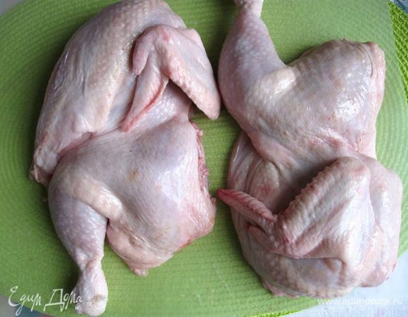 Если  у вас целая курица, то ее нужно разделать и отделить от костей  филе грудок  и мякоть бедер. Можно приобрести отдельно куриное филе и бедра.