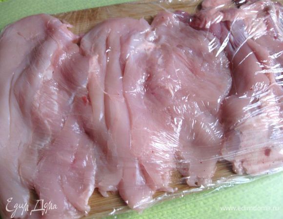 Через  пленку, чтобы не летели брызги, отбить молотком таким образом, чтобы было удобно завернуть в рулет.