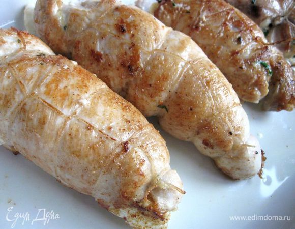 Чтобы рулет сохранил форму и не развалился на сковороде, убрать его в морозилку на 40 минут, он успеет охладиться, но не промерзнуть.
Разогреть сковороду, налить оливковое масло. Слегка посолить масло на сковороде, чтобы соль забрала на себя жидкость, которую выделит мясо. Обжарить  рулет со всех сторон до золотистой корочки. 

Форму для выпечки смазать маслом. Довести до готовности в духовке 15 – 25 минут при температуре 190°С. Точное время подскажет вам ваше  кулинарное чутье, размер ваших рулетов и возможности духовки. 