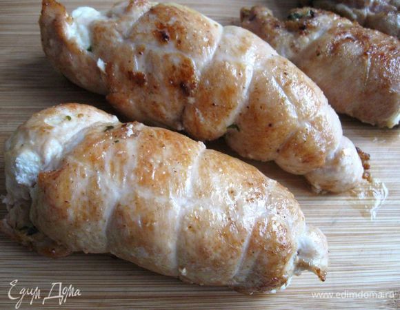 Готовые рулеты достать из духовки.  Удалить кулинарную нить. 