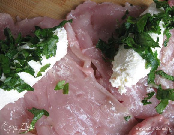 Зелень петрушки помыть, обсушить, порезать мелко, добавить к начинке.