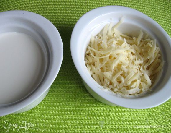 Пока рулеты находятся в духовке, приготовить сырный соус. В сотейник налить сливки 20% жирности. Натереть на крупной  тёрке любой полутвердый сыр (Российский, Костромской, Ярославский, Пошехонский, Голландский, Атлет, Сваля или другой подобный) .