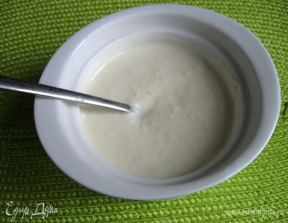 Положить сыр в сливки и поставить на плиту. Помешивать. Сыр должен растворился, а соус слегка загустеть. Он должен литься сплошной струйкой (не каплями).