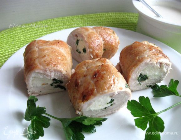  Разрезать рулет на несколько частей, срезав неровные края.