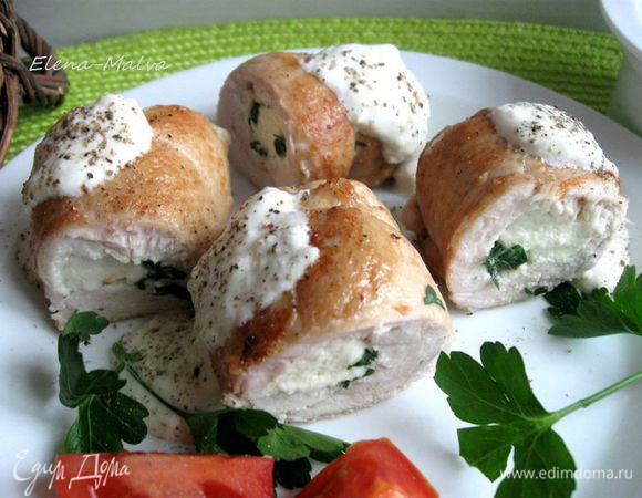 Рулеты выложить на тарелку, украсить зеленью петрушки, можно добавить сразу сырный соус, посыпав его измельченным черным перцем, можно соус  подать отдельно.

Приятного аппетита!
