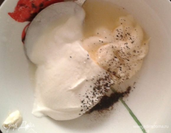 Приготовим соус. Смешаем майонез, сметану, лимонный сок, а так же соль и перцем.