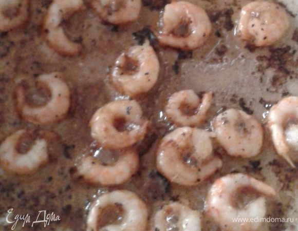 Креветки обжарить на растительном или оливковом масле. Когда креветки хорошо подогреются, возьмите ложку коньяка, вылейте в сковородку и подожгите. Когда пламя погаснет, креветки готовы (можно обойтись без этой экстремальной процедуры). Также слегка посолите и поперчите.