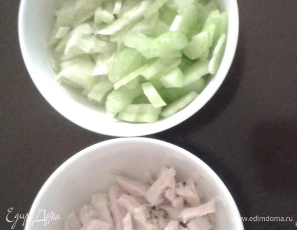 Огурцы почистить, порезать соломкой, тоже с сельдереем и курицей.