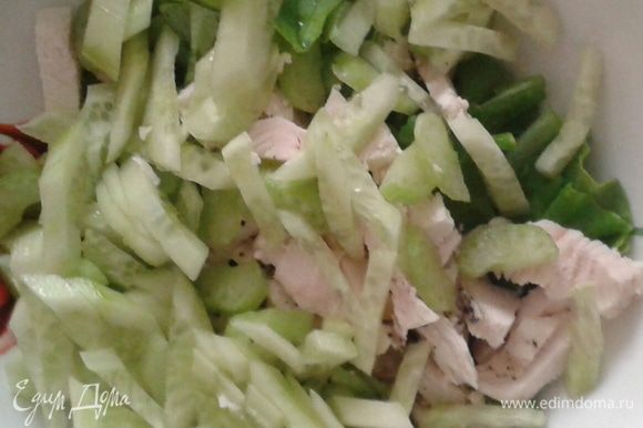 Лист салата хорошо промыть порвать небольшими кусочками.