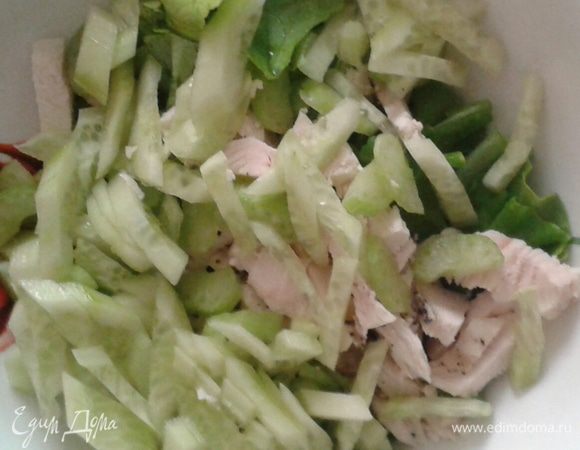 Лист салата хорошо промыть порвать небольшими кусочками.