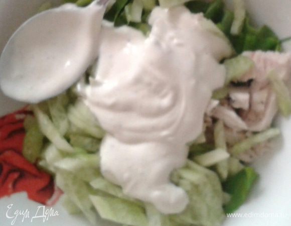 Смешаем все ингредиенты с соусом, оставить несколько креветок и листочков салата для украшения.