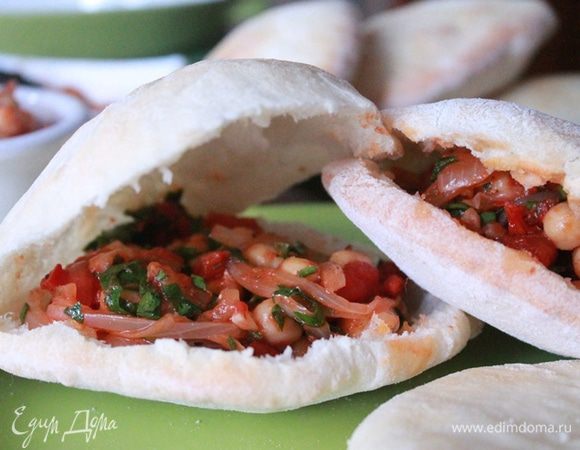 Каждую лепешку надрезать и положить во внутрь нут с помидорами.