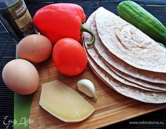 Обычно я готовлю на завтрак или перекус так: кладу одну лепёшку, взбиваю яйцо, размазываю его и сверху накрываю второй лепёшкой, прижимаю и переворачиваю.

Второй вариант: лепёшка, тёртый сыр, снова лепёшка, обжариваю с двух сторон. Сегодня покажу всё вместе, да ещё с любимой рыбкой!