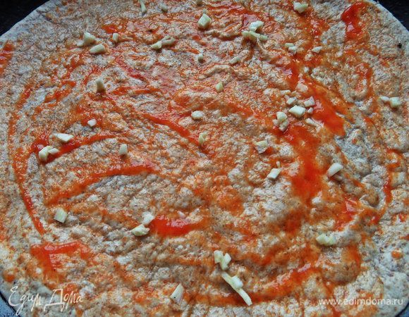 Итак, берём первую лепёшку (или блин) и промазываем одну сторону (более сухую, влажная будет обжариваться) кетчупом или томатной пастой, посыпаем чесночком. В сковороду наливаем немного растительного масла и кладём лепёшку, провернув по кругу, чтобы вся смазалась маслом. Ставим на огонь.