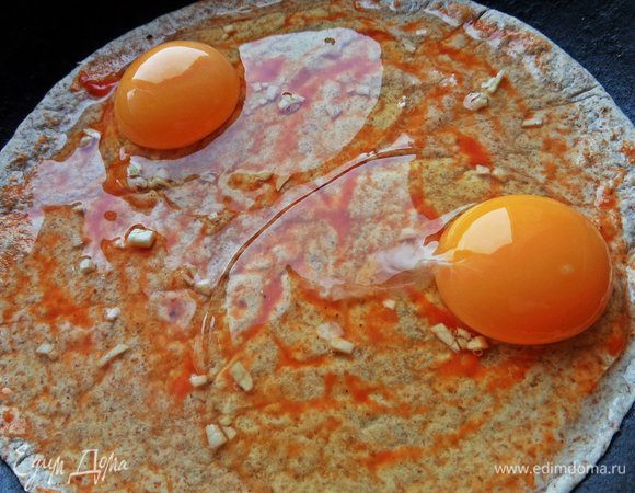 Вбиваем 2 яйца и разрушим их с помощью вилки или ножа.