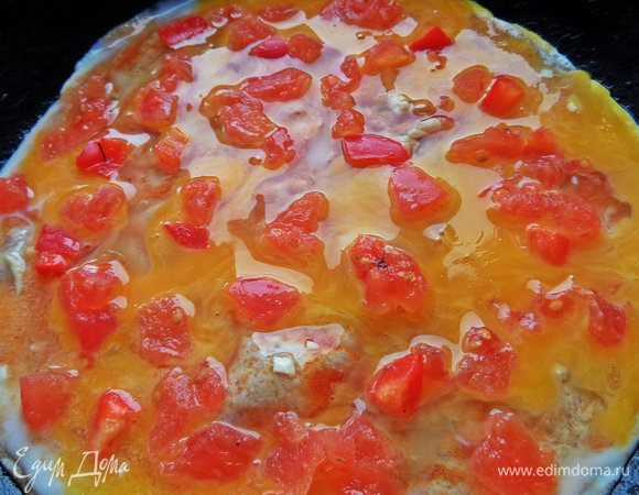 Покрошим помидор и немного сладкого перца на яйца.