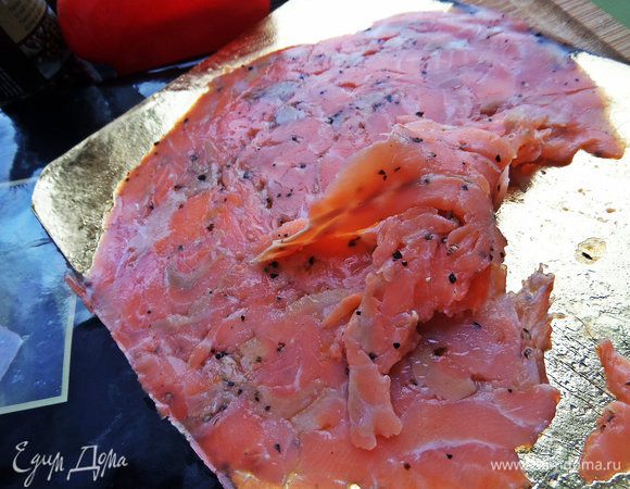 У меня часто дома упаковка лосося, на этот раз в лимонном перце. Разделяем на кусочки, сколько душа просит.