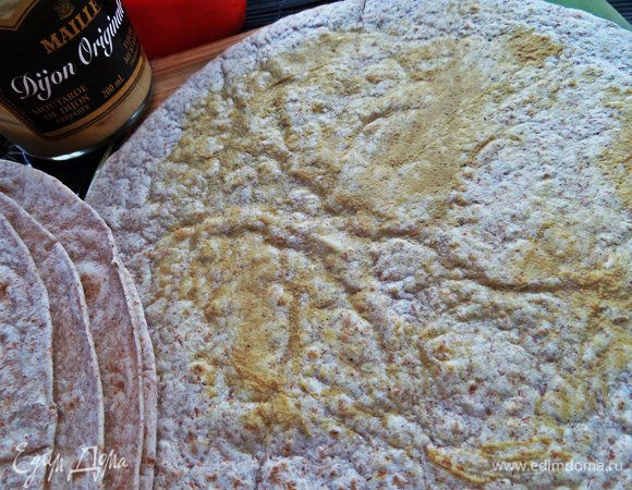 Берём вторую лепёшку и опять более сухую сторону промазываем горчицей (влажная сторона должна обжариться).