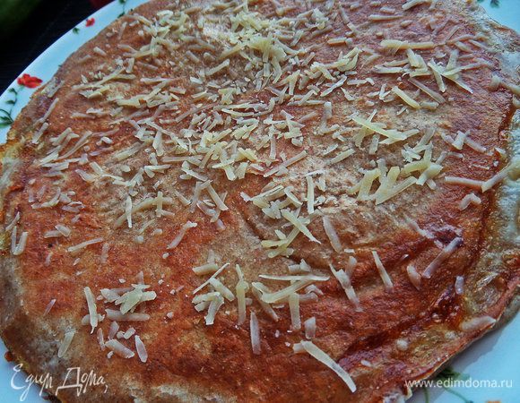 Накрываем горчицей в начинку, прижимаем и переворачиваем, подлив немного масла. Опять проворачиваем по кругу, чтобы вся поверхность смазалась маслом. Тут же на горячую посыпаем тёртым сыром (у меня пармезан).