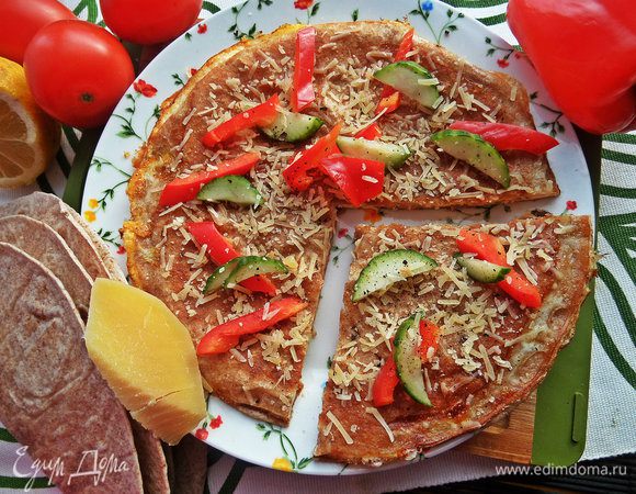 Переносим на тарелку и сразу поедаем :) Не бойтесь, если яйцо вылезло за края - это даже вкуснее будет! 