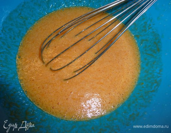 К тыквенному пюре добавляем яйца, соль и сахар, взбиваем венчиком до однородности. Тыкву для пюре я запекала в духовке. Так она получается менее водянистой, чем отварная.