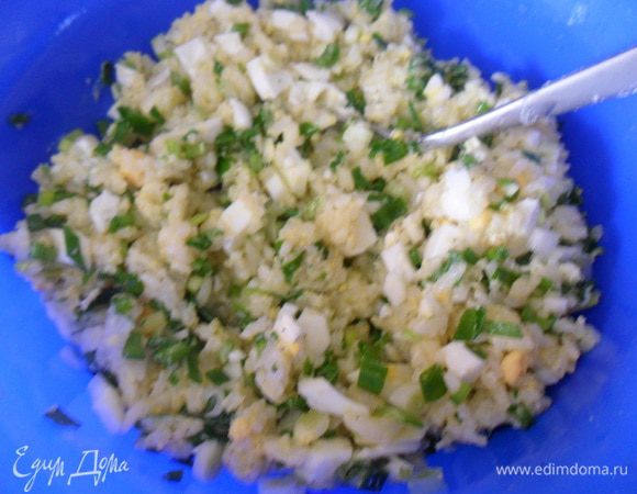 Первая начинку. Яйца отвариваем и нарезаем. Лук мелко измельчаем. Смешиваем отварной рис с луком и яйцами, солим, перчим и добавляем ложку масла. Все хорошо перемешиваем.