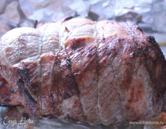 Мясо смазать растительным маслом. Запекать при 200 градусах 15 минут, затем убавить до 160 градусов и запекать еще 1,5 часа. Каждые 20 минут поливать сверху мясным соком. 