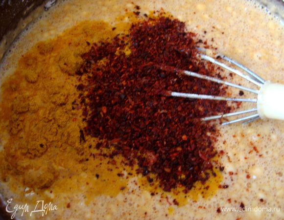 Яйца взбить с молоком.
Томатную пасту прокипятить с добавлением воды и сахара, немного остудить и влить в молочно-яичную смесь, перемешать, добавить муку, сухие помидоры и куркуму. Масло можно добавить сразу вместе с томатной пастой, а можно уже на этом этапе.