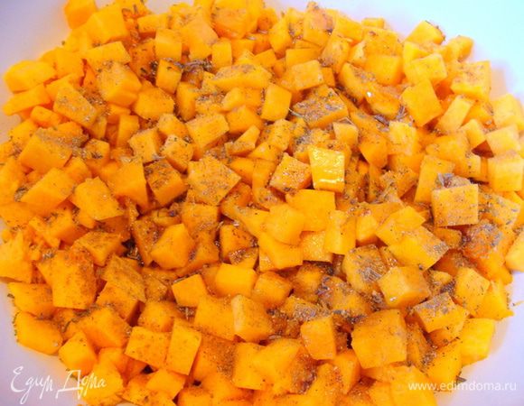 Тыкву порезать мелким кубиком, смешать с приправами и солью, добавить оливковое масло и запечь в духовке до готовности.