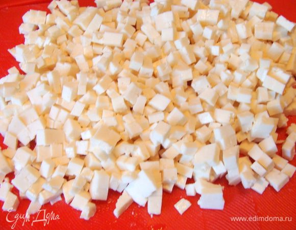 Брынзу мелко и красиво порезать.