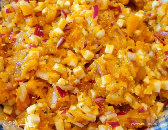 Смешать тыкву брынзу и лук. Начинка готова!