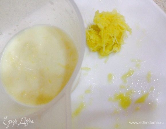 Корень имбиря измельчаем на мелкой терке. Свежий имбирь можно заменить на порошок имбиря. Тогда кладем 1 ч. л. 