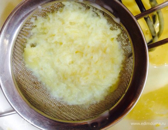 Молоко слегка подогреть, добавить сливочное масло и измельченный корень имбиря. Дать настояться 10-20 мин. Процедить через сито, чтобы избавиться от грубых волокон имбиря. 