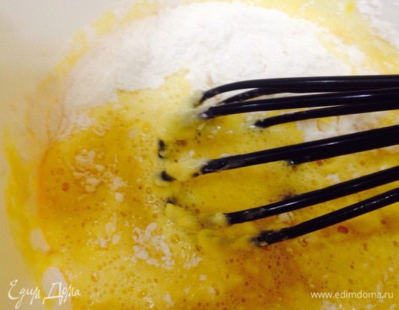 В глубокой миске смешиваем яйцо, соль, 50 гр. сахара, процеженное молоко со сливочным масло и слегка взбиваем. Разрыхлитель добавить в просеянную муку и постепенно всыпать в яично молочную смесь. Тщательно размешать, чтобы не была комочков. Тесто оставить на 10-15 мин. 