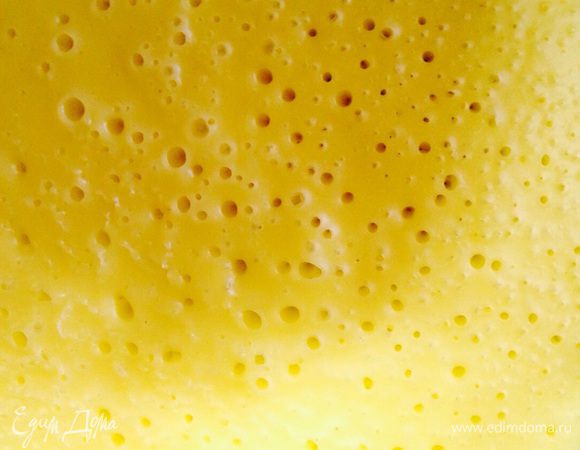 Хорошо разогреть сковородку. Ложкой разливать тесто в разогретую сковородку и жарить на умеренном огне. Как только на поверхности появляться пузырьки, переворачиваем и жарим с другой стороны. 