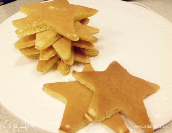 Из готовых панкейк вырезаем различные фигурки, у меня звездочки. 