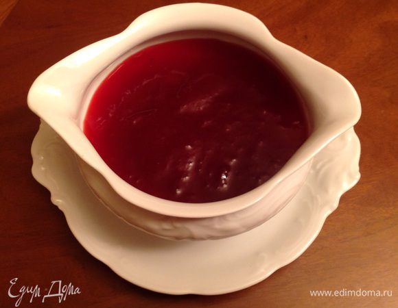 Для соуса ягодный сок, у меня из красной смородины, из моих зимних заготовок. Вливаем в кастрюлю, добавляем 150 гр. сахарный песок и постоянно помешиваем пока не загустеет масса. Остудим. Можно положить любой другой ягодный сок, можно использовать желе из магазина слегка подогрев его, чтобы стал жидким. 