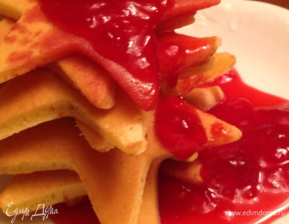 Вечер. На улице снег и холодный северный ветер. На столе у окна горячий чай и божественно ароматные панкейки, залитые соусом из красной смородины, цвета алого пламени!!! 