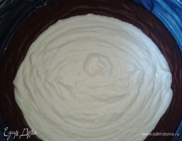 Смазываем маслом форму (у меня чаша мультиварки) и выливаем в неё шоколадное тесто. По центру (!) выливаем творожную массу, она распределится сама. Не перемешивать! Вот в этом и загадка, какой вид примет ватрушка, будет ли открытой или будет закрыта шоколадным тестом полностью. Об этом мы узнаем только в конце. Ставим чашу в мультиварку в режим "выпечка" на 100 минут, оставляем при подогреве ещё 20 минут с закрытой крышкой. После вынимаем и даём остыть в чаше ещё 20 минут.
