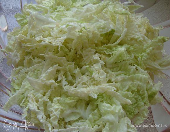 Пекинскую капусту порезать.