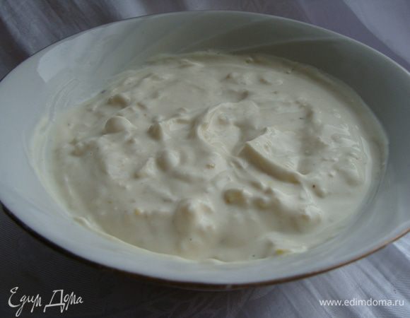 Приготовим заправку. В сметану добавляем все составляющие для заправки, чеснок выдавливаем и перемешиваем.