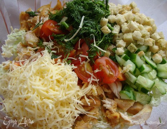 Помидорки режем на 4 части, режем немного огурца, трем сыр пармезан на мелкой терке или другой твердый сыр, у меня гауда. Высыпаем половину крутонов, режем зелень. Добавляем заправку и немного лимонного сока. Все перемешиваем. Выкладываем на листья салата, у меня от пекинской капусты (купила салат и в магазине забыла).