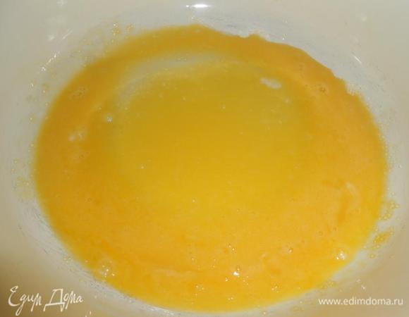 Разделить яйца на белки и желтки. Желтки растереть с сахаром, влить молоко. Добавить растопленное сливочное масло. Перемешать.