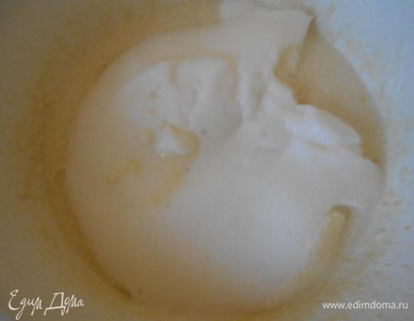 Белки взбить до пены. Добавить к тесту.