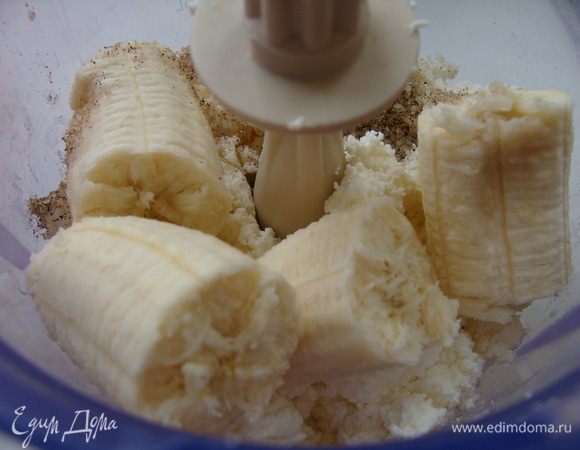 1 банановый слой. Желатин замочить 50 мл воды, оставить набухать (см инструкцию). Белый шоколад растопить в микроволновке (около 1 минуты). Банан и 100 г творога положить в блендер, взбить.