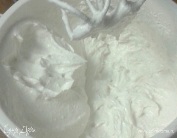 Творог протереть через сито, если жидкий завернуть в марлю, подвесить и оставить на 2-3 часа стечь жидкости. 20% сметану взбить с протертым творогом.