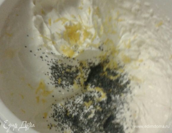 Добавить сахарную пудру, цедру одного лимона и мак. 