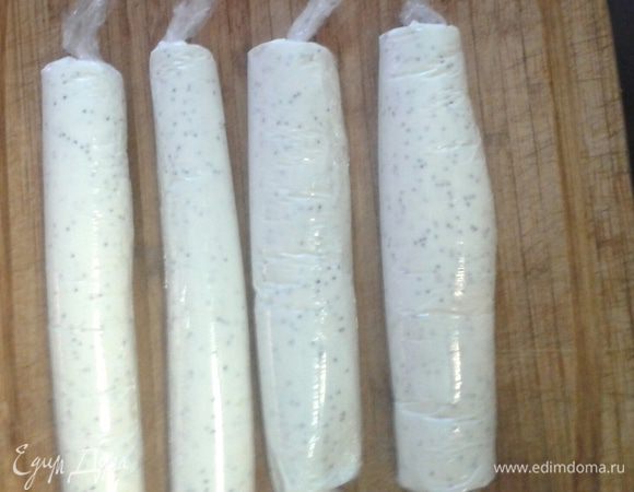 Полученную массу завернуть порциями, около двух столовых ложек на каждую в пищевую пленку и положить в холодильник. Такая масса может храниться несколько дней. 