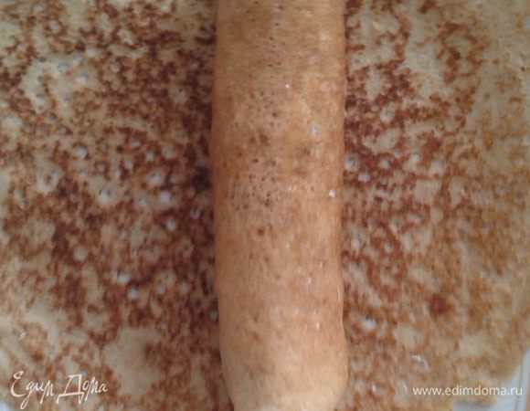 Одна такая порция отлично укладывается в блинчик, далее сворачиваем и нарезаем как роллы.